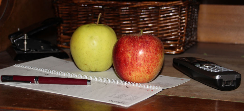 Äpfel mit Kalender und Telefon